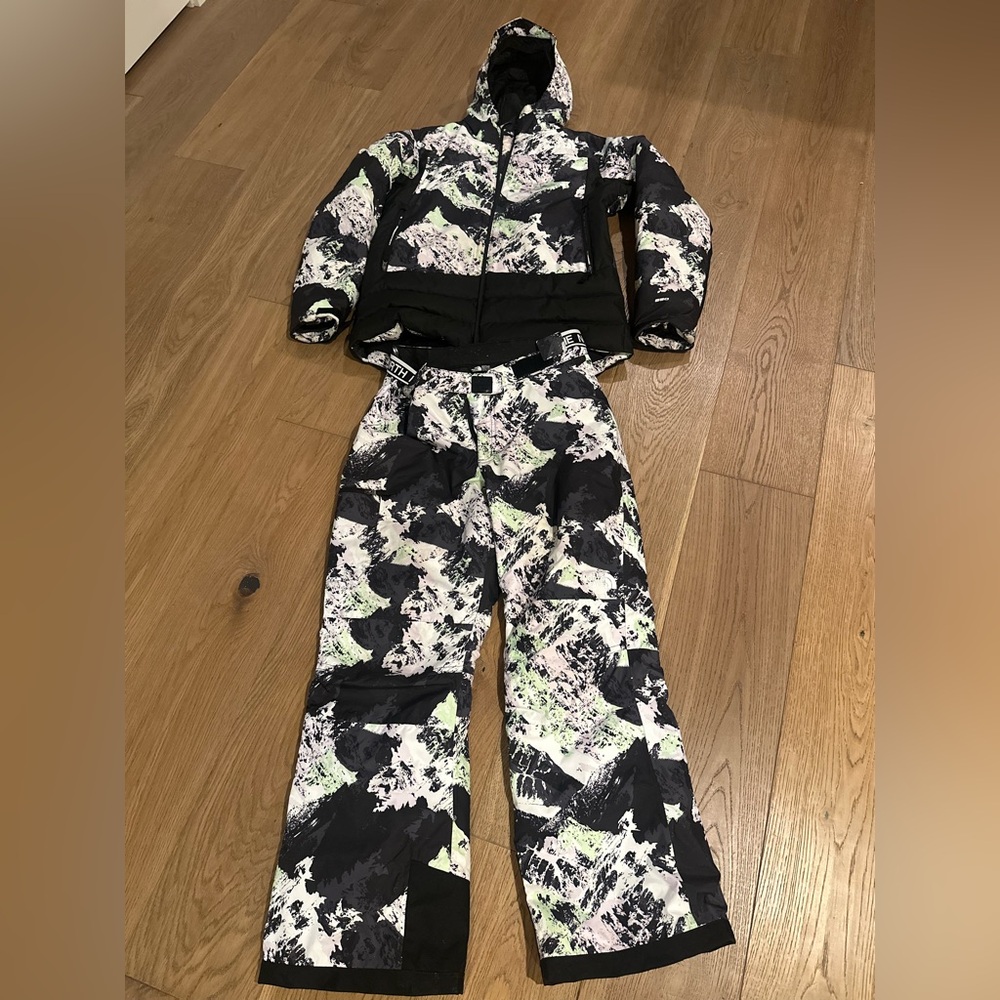 The North Face Girls Freedom Insulated Snow Jacket and Pants